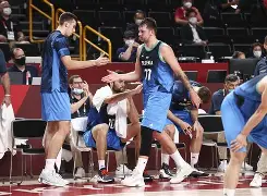 包含斯洛文尼亚队力挫强敌夺得冠军之席的词条